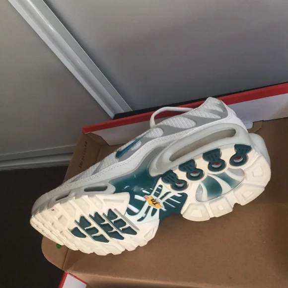 Women’s white and blue Nike tn’s. Never been worn. Comes with box. Size US 7 - Picture 2 of 2